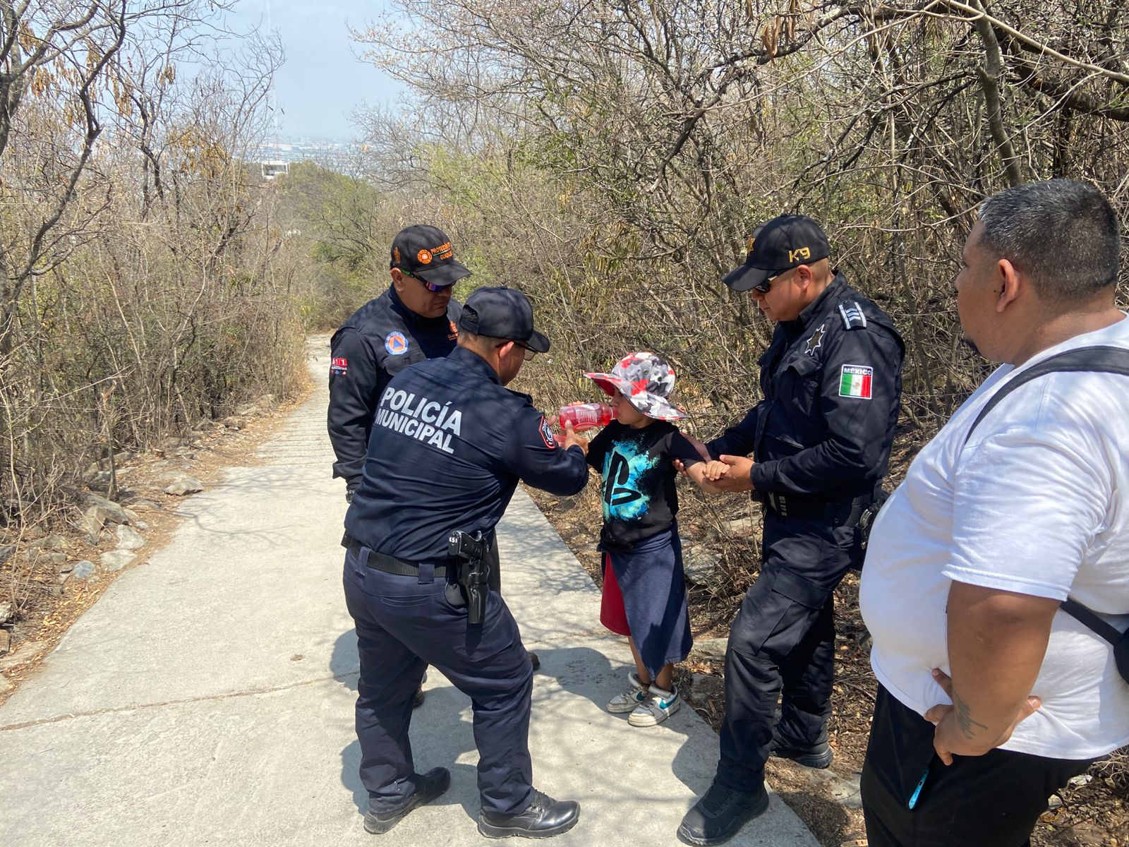 Rescatan a menor de 7 años en el Cerro de la Silla